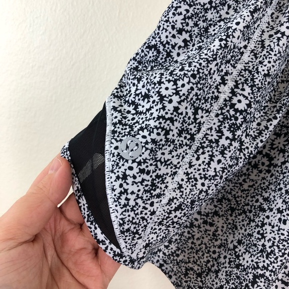 Lululemon Hotty Hot Short II *2.5" Ditsy Daisy White Black size 6 - Picture 4 of 12